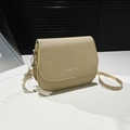 Bolso bandolera beige trenzado con logo FASHION TREND y correa de hombro fina - Caqui