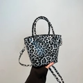 Stilvolle schwarz-weiße Bucket Bag mit Leopardenmuster, silbernen Beschlägen und Rundgriff - Schwarz (Schwarz-Weißes Leopardenmuster)
