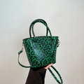 Grüne Leopard-Eimertasche mit silbernen Beschlägen und verstellbarem Schultergurt - Grün (Grün-Schwarz-Leopard)