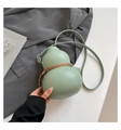 Bolso bandolera verde claro con forma de calabaza y detalle decorativo de cuerda - Verde