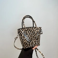 Leopard-Beuteltasche mit Rundgriffen und einem abnehmbaren Umhängeriemen - Braun (Klassischer Leopard)