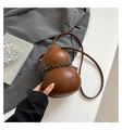 Bolso bandolera de cuero marrón en forma de calabaza con adorno de cuerda trenzada blanca y negra - Marrón