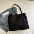 Minimalistische schwarze große Tragetasche aus Nylon mit langen Schultergurten - Schwarz