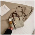Canvas-Beuteltasche mit Lederbesatz und Baseball-Anhänger auf weichem Stoffhintergrund - Mit Anhänger / Khaki