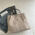 Minimalistische aprikosenfarbene Tragetasche mit viel Platz und Modepatch - Khaki