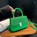 Sac à main vert vif à paillettes avec fermoir rotatif doré et bandoulière chic - Vert