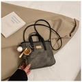 Detail der grauen Canvas-Beuteltasche mit Baseball-Anhänger auf einem Trenchcoat - Mit Anhänger / Schwarz