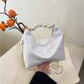 Bolso blanco de media luna con asa de perlas y cadena metálica dorada - Blanco