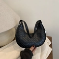 Elegante bolso hobo negro de media luna con textura tejida y hebilla de plata - Negro