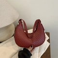 Bolso media luna trenzado burdeos estilo hobo con hebilla plateada para mujer - Rojo