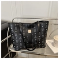 Detailansicht der schwarzen Totebag mit Bärenmuster und goldener Metallplakette - Schwarz