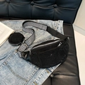 Sac banane noir à strass chic avec bandoulière tissée et mini pochette sur fond en jean - Noir