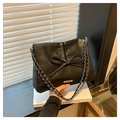 Détails de la texture cuir noir plissé avec nœud et chaîne en métal argenté - Noir