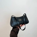 Minimalistische schwarze Damen-Achseltasche aus Kunstleder mit Vintage-Metallschnalle - Schwarz