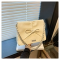 Détail d'un sac bandoulière blanc crème avec nœud 3D et bandoulière en chaîne argentée - Blanc
