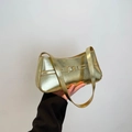 Metallisch goldene Baguette-Schultertasche mit Schnalle und glänzendem Finish - Gold