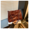 Détail du sac cabas bordeaux montrant la texture du cuir plissé et le petit nœud - Rouge