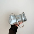 Silberne Metallic-Schultertasche mit glänzendem Finish und dekorativer Schnalle - Silber
