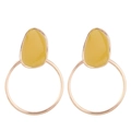 Pendientes geométricos minimalistas con esmalte amarillo mostaza y aros dorados - Amarillo