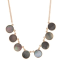 Elegante collar dorado con colgantes circulares de nácar gris sobre fondo blanco - Cadena de Oro Colgante Redondo Iridiscente