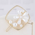 Détail d'une barrette carrée dorée avec fleurs en perles blanches et fermoir en métal - Style Carré Arrondi (110307242)