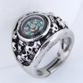 Dettaglio dell'anello vintage con teschi in rilievo e bussola centrale funzionante - Stile Bussola con Teschio in Argento Antico (019022025)