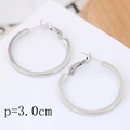 Détail macro de créoles argentées polies de 30mm avec un design circulaire plat - Argent 3cm(019060521)