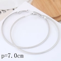 Vue détaillée des boucles d'oreilles créoles minimalistes de 7,0 cm en métal argenté poli - Argent 7cm(019060529)