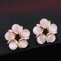 Pendientes de flores de opalo rosa con marco dorado en base negra brillante - Pendientes de Flor de Ojo de Gato Blanco Rosa