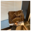 Détail du sac cabas marron chocolat avec grand nœud et bandoulière chaîne argentée - Marron