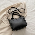 Bolso tote grande de cuero negro con grabado lichi y tachuelas doradas - Estilo básico / Negro