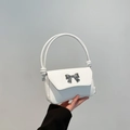 Sac à main blanc minimaliste avec un élégant nœud métallique argenté décoratif - Blanc