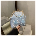 Détail du sac en jacquard bleu clair avec broderie papillon 3D et cadre en métal vintage - Bleu