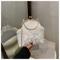 Détail du sac vintage avec appliqués papillon 3D et élégante poignée en chaîne dorée - Blanc