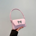 Sac à main minimaliste en similicuir rose clair avec une boucle nœud en métal argenté - Rose