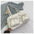 Witte PU-leren shopper met strikzakken gepresenteerd met een trendy spijkerjas - Broken Wit