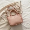 Bolso tote rosa de cuero con grano de lichi y herrajes dorados sobre un traje crema - Estilo básico / Rosa