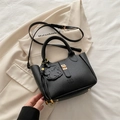 Bolso tipo cubo de cuero granulado negro con herrajes dorados y colgante de perro - Con Colgante de Perro / Negro
