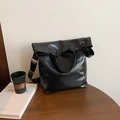 Bolso tote grande negro en cuero PU brillante con correa ancha ajustable para el hombro - Negro