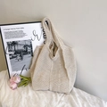 Dettaglio della trama a maglia della borsa tote beige all'uncinetto con design traforato - Bianco Sporco
