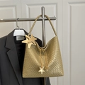 Metallisch goldene gewebte Hobo-Tasche mit Sternanhängern und Kordelzug-Details - Khaki