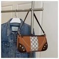 Dettaglio borsa vintage in pelle marrone con cuciture monogram e rivetti dorati - Marrone