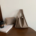 Sac seau kaki texture litchi avec pochette assortie posé sur une table en bois - Ensemble de 2 pièces (Cabas + Pochette intérieure) / Sable