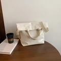 Bolso tote grande minimalista en blanco crema de cuero PU brillante con correa ajustable - Blanco