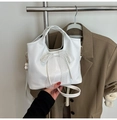 Détail d'un sac à main blanc en cuir avec un nœud en dentelle élégant et crochets dorés - Blanc