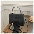 Detailansicht der schwarzen Handtasche aus Leder mit S+M Logo und Tragegriff - Schwarz