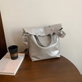 Bolso tote plateado metalizado con asas dobles y correa ajustable para uso casual - Plateado