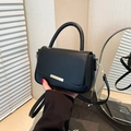 Minimalistische schwarze Damen Handtasche aus Kunstleder mit Goldleiste und Riemen - Schwarz