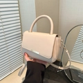 Minimalistische beige Leder-Umhängetasche mit goldenen Metalldetails und Tragegriff - Khaki