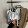 Bolso metálico plateado con lazo de encaje blanco y asa superior ondulada chic - Plateado